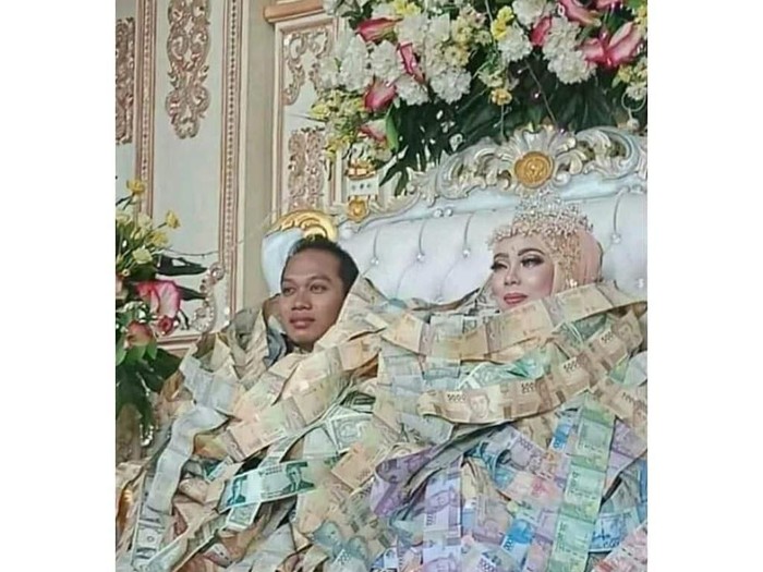 Viral Pengantin Berkalung dan Berpayung Uang Jiwa Miskin Netizen Meronta