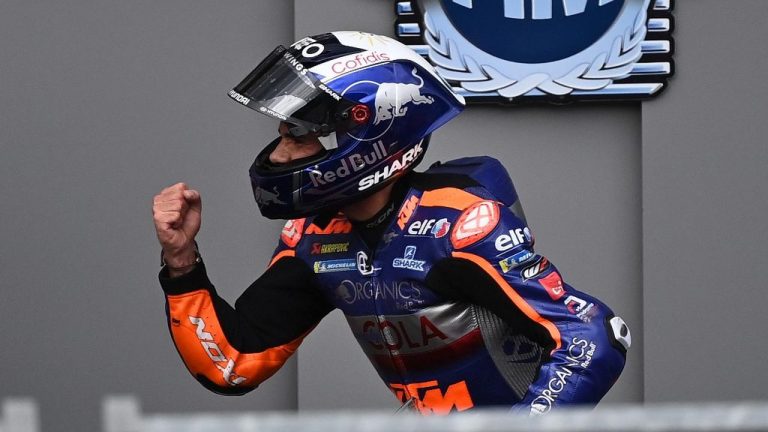 Inilah pembalap fenomenal yang jadi juara MotoGP 2020, Joan Mir. Tak disangka, Mir bisa jadi juara MotoGP 2020 kalau melihat penampilannya di tiga awal MotoGP 2020. Di MotoGP Jerez, Mir tidak finis. Meski rebut posisi kelima di Andalusia, Mir kembali bermasalah di MotoGP Republik Ceko. Nasib baik mulai menghampirinya di MotoGP Styria. Hampir merebut posisi dua dan juara, Mir harus puas berada di posisi empat setelah balapan di restart. Setelah balapan di Styria, Mir tiga kali beruntun raih podium. Dia sempat terpuruk ke posisi 11 di MotoGP Prancis, tapi kembali raih tiga podium sebelum memastikan juara di MotoGP Valencia. Apa yang dilakukan Mir sangat epik. Di tengah musim yang anomali, Mir berhasil rebut konsistensi dengan tujuh podium, dimana satu diantaranya dengan kemenangan.